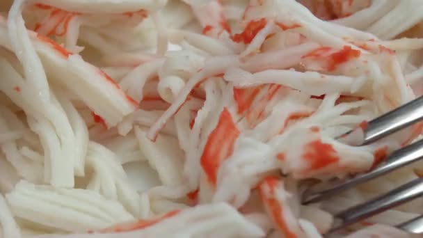 La carne de cangrejo picada se pincha con un tenedor, la carne de cangrejo deliciosa y jugosa gira en un plato, estantes de cangrejo — Vídeos de Stock