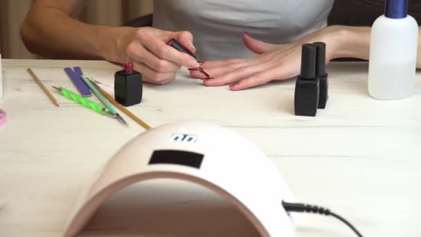 Applicare un cappotto di base prima di rivestire le unghie con smalto, auto manicure a casa — Video Stock