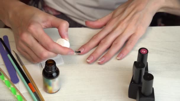 Applicare un cappotto di base prima di rivestire le unghie con smalto, auto manicure a casa — Video Stock