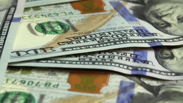 Yeni 100 dolarlık banknotlar arka plan olarak dönüyor. Yakın çekim için 100 dolarlık banknot. Filigran ve nakit para işareti — Stok video