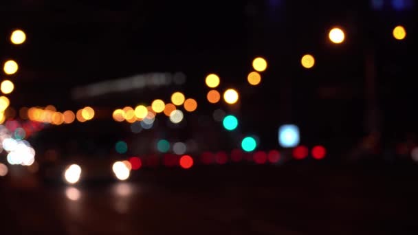 Reflete o estilo de vida solitário da capital. Brilho de bokeh colorido redondo de luzes de carro em engarrafamento na rua de cidade. Bela bokeh brilhante em fundo escuro embaçado à noite. Conceito abstrato. — Vídeo de Stock