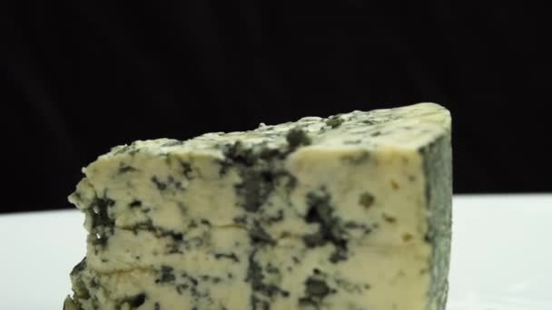 Kék sajt textúráját. A kék nemes kék sajt egy tányéron forog. Illatos kék sajtok nemes penésszel — Stock videók