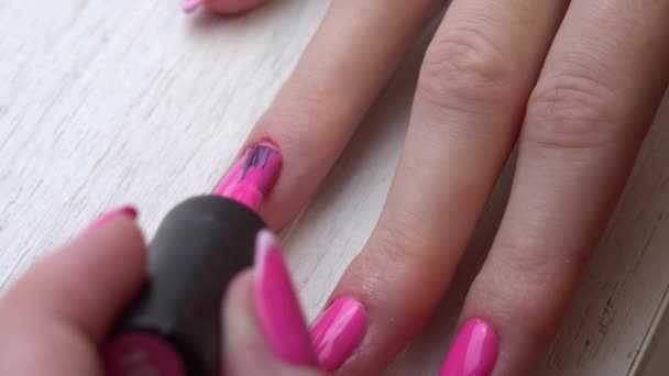 Servizio di manicure self-made. Manicurista dipinge unghie con smalto gel rosa. Unghie rosa conciate. Applicazione smalto per unghie. — Video Stock