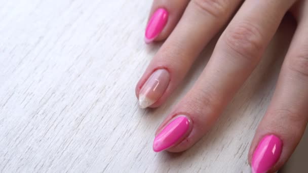 Zelfgemaakte manicure service. Manicure verft nagels met roze gellak. Gemanicuurde roze nagels. Nagellak aanbrengen. — Stockvideo