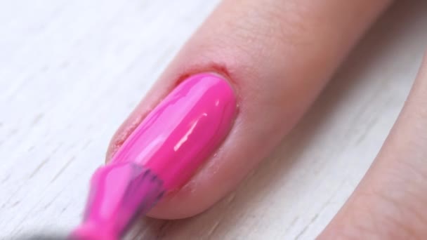 Manicurista dipinge unghie con smalto gel rosa. Servizio di manicure self-made. Unghie rosa conciate. Applicazione smalto per unghie. — Video Stock