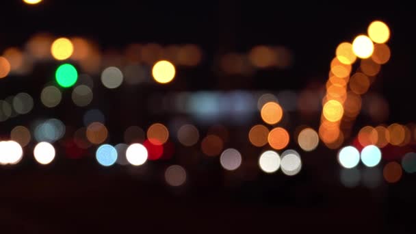 Piękny błyszczący bokeh w ciemnym rozmytym tle w nocy. Okrągły kolorowy bokeh połysk od świateł samochodowych w korku na ulicy miasta. Abstrakcyjna koncepcja. Odzwierciedla styl życia samotnej stolicy. — Wideo stockowe
