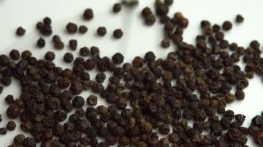 Pikabın üzerine karabiber serpiştirilmiş, karabiber.
