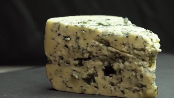 Azul noble queso azul está girando en un plato. Textura de queso azul. Quesos azules fragantes con molde noble — Vídeo de stock