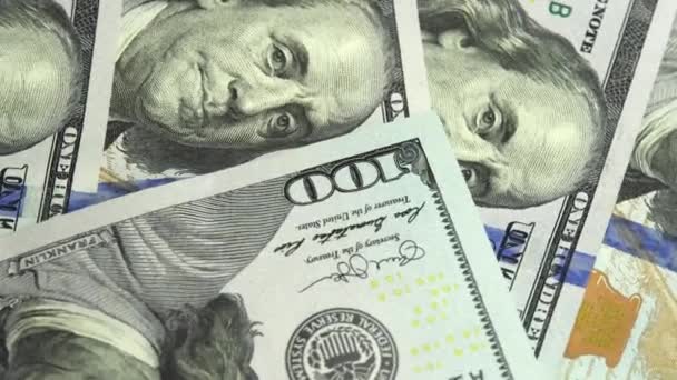 새 100 달러 지폐 가 바닥에 떨어졌습니다. 100 달러짜리 새 지폐가 돌고 있는 배경 — 비디오