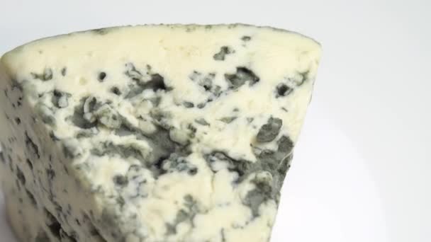 Illatos kék sajtok nemes penésszel. A kék nemes kék sajt egy tányéron forog. Kék sajt textúrája — Stock videók