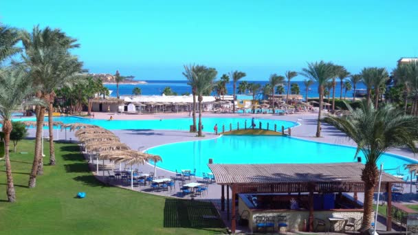 Uitzicht op de Rode Zee en het grondgebied van het Egyptische hotel Tia Heights in Makadi Bay. De beste resorts in Hurghada: Egypte, Hurgada - 3 december 2021 — Stockvideo
