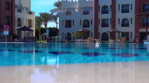 Uitzicht op het zwembad en het grondgebied van het Egyptische hotel Sunrise Royal Makadi Aqua Select Resort. De beste resorts in Hurghada: Egypte, Hurgada - 3 december 2021 — Stockvideo