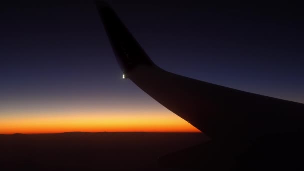 飛行機は海を飛び、砂漠は日没や日の出、飛行機やフラップの翼の窓からの眺め. — ストック動画