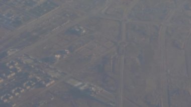 Askeri bir uçaktan havadan ateş edilmesi, çöldeki bir şehri insansız hava aracından gözlemesi, kötü hava koşulları altında askeri bir operasyon.