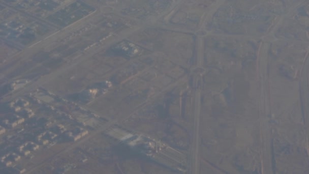 Sparatoria aerea da un drone militare, sorveglianza di una città nel deserto da un drone, un'operazione militare in condizioni di maltempo — Video Stock