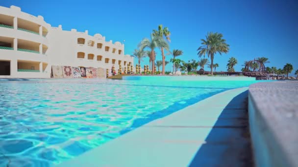 View of the territory Tia Heights hotel in Makadi Bay in Egypt. Best view of the swimming pool and palms tree in Hurghada: Egypt, Hurghada - 3 December, 2021 — Stock Video