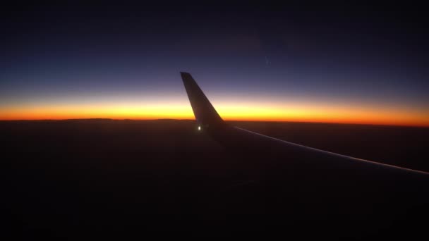 Flugzeug landet in der nächtlichen Wüste, der Blick aus dem Fenster auf den Flügel des Flugzeugs Sonnenaufgang, der Sturz und Flugzeugabsturz. — Stockvideo