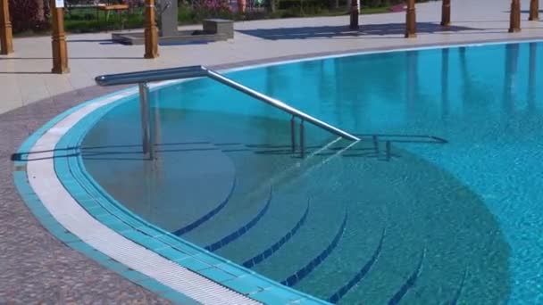 Шаги в бассейне, спуск в бассейн, бассейн на территории курортного отеля в Хургаде, Египет — стоковое видео