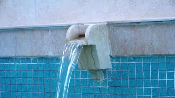 Public drinking fountain in the wall, a fountain on the grounds of a resort hotel in Hurghada, Egypt. Rescue on a hot day. — Stock Video