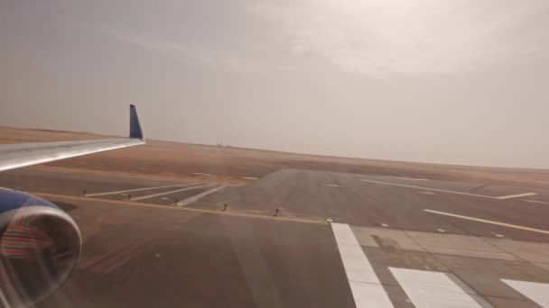 Decollo aereo all'aeroporto di Hurghada, vista dall'oblò. Preparazione dell'aeromobile al volo. Manutenzione del jet: Egitto, Hurghada - 9 dicembre, 2021 — Video Stock