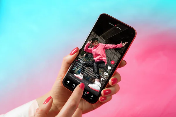 Sampel Antarmuka Aplikasi Media Sosial Pada Ponsel Menampilkan Konten Video Stok Foto Bebas Royalti