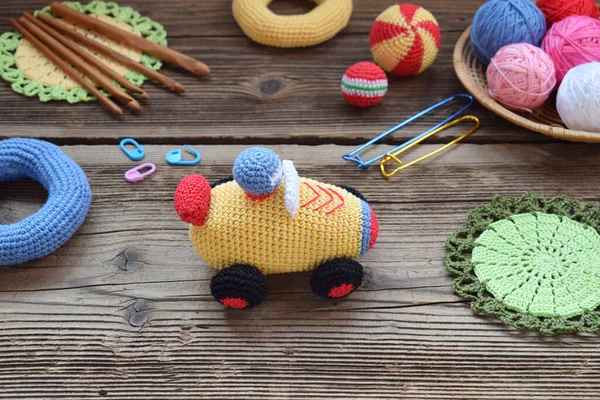 Machen Farbige Häkelrennwagen Spielzeug Für Babys Und Kleinkinder Mechanische Fertigkeiten — Stockfoto