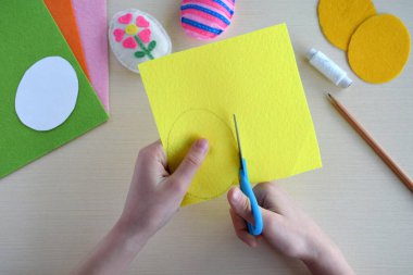 El yapımı paskalya yumurtaları kendi ellerinle yaptın. Çocuk oyunu konsepti. Paskalya dekorasyonu