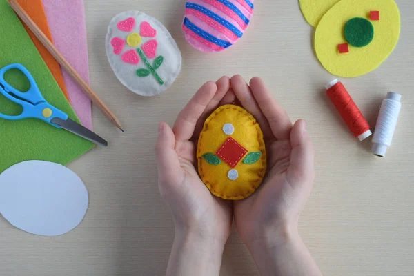 Kézzel Készített Húsvéti Tojást Készíteni Filcből Saját Kezeddel Gyerekbarkácsolás Húsvéti — Stock Fotó