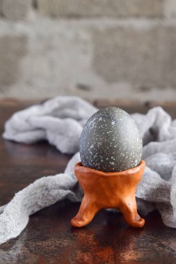 Yumurta kil plaka üzerinde siyah renkli. Mutlu Paskalya kartı. Tatil kahvaltı kavramı. Festival tablo yer dekorasyon.