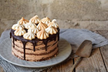 Bir parça çikolatalı pasta, krema, çikolatalı bisküvi ve karamel kremayla süslenmiş. Ev yapımı pişirme..