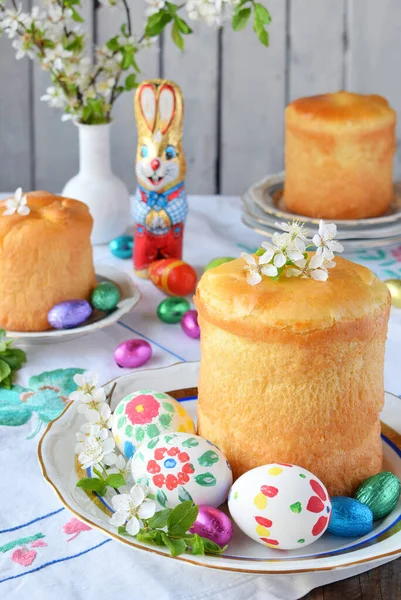 Счастливой Пасхи Сладкий Хлеб Сухофруктами Цветными Яйцами Праздничный Завтрак Православный — стоковое фото