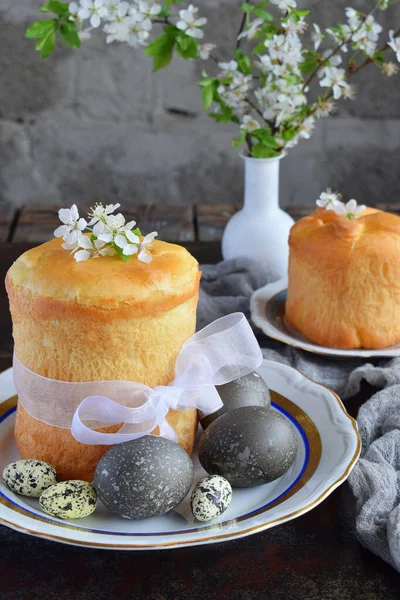 Gelukkig Pasen Concept Zoet Brood Met Gedroogde Vruchten Gekleurde Eieren — Stockfoto