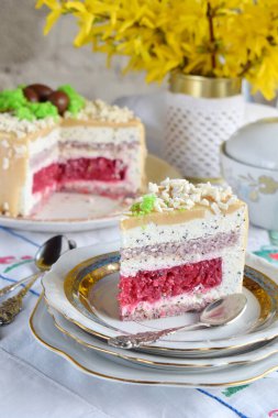 Paskalya kek çikolata yumurta ile dekore: fındık bisküvi, kuş üzümü jöle, haşhaş ve beyaz çikolata sır ile peynir mus. Ev yapımı pişirme. Glutensiz