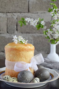 Mutlu Paskalya kavramı. Tatlı ekmek yemiş/kuru meyveler ve renkli yumurta ile. Tatil kahvaltı. Ortodoks kulich. Festival tablo yer dekorasyon paska, çiçeği çalı çırpı ile.