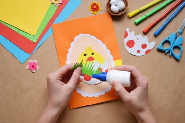 El yapımı Paskalya süsü. Çocuk yumurta şeklinde tebrik kartı yapmış. Çocuklar kendi elleriyle hediye alır, konsept yapar. Hobi, kağıt işleri evde ya da anaokulunda..