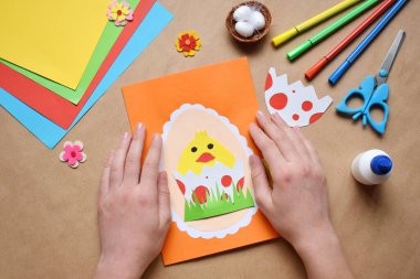 El yapımı Paskalya süsü. Çocuk yumurta şeklinde tebrik kartı yapmış. Çocuklar kendi elleriyle hediye alır, konsept yapar. Hobi, kağıt işleri evde ya da anaokulunda..