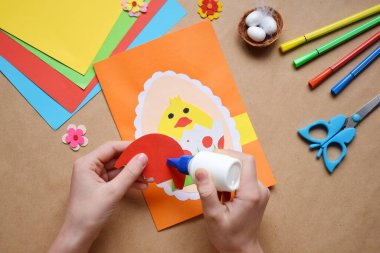 El yapımı Paskalya süsü. Çocuk yumurta şeklinde tebrik kartı yapmış. Çocuklar kendi elleriyle hediye alır, konsept yapar. Hobi, kağıt işleri evde ya da anaokulunda..