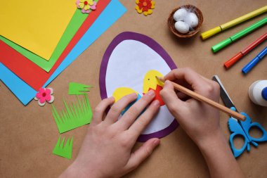 El yapımı Paskalya süsü. Çocuk yumurta şeklinde tebrik kartı yapmış. Çocuklar kendi elleriyle hediye alır, konsept yapar. Hobi, kağıt işleri evde ya da anaokulunda..