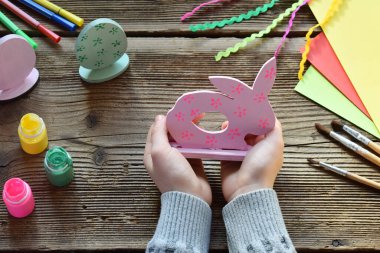 Paskalya dekorasyon - Paskalya yumurtaları ve tavşan yapma. Boyama ve Fırçalar ve guaj ahşap oyuncak boyama. Yaratıcı süreç. Çocuk DIY kavramı.