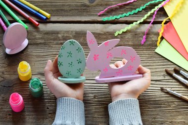 Paskalya dekorasyon - Paskalya yumurtaları ve tavşan yapma. Boyama ve Fırçalar ve guaj ahşap oyuncak boyama. Yaratıcı süreç. Çocuk DIY kavramı.