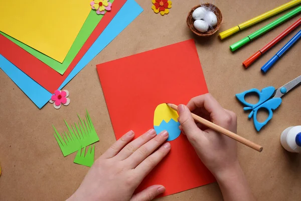 Κατασκευή Χειροποίητης Πασχαλινής Διακόσμησης Παιδί Έκανε Ευχετήρια Κάρτα Σχήμα Αυγού — Φωτογραφία Αρχείου