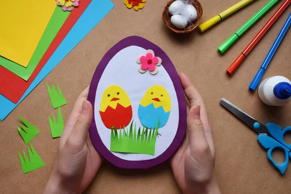 Wykonanie Ręcznie Robionej Dekoracji Wielkanocnej Dziecko Zrobiło Kartkę Życzeniami Kształcie — Zdjęcie stockowe