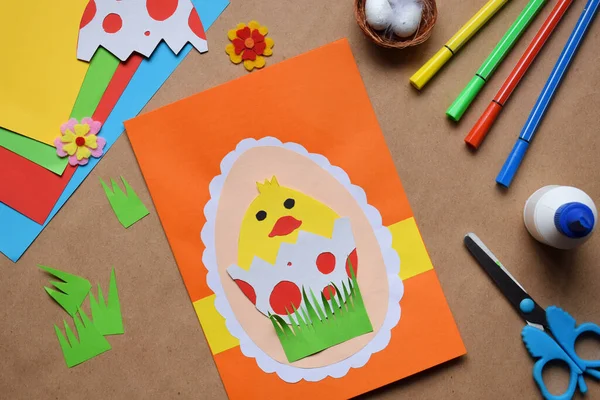 Wykonanie Ręcznie Robionej Dekoracji Wielkanocnej Dziecko Zrobiło Kartkę Życzeniami Kształcie — Zdjęcie stockowe