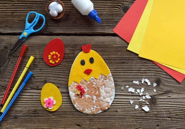Wykonanie Ręcznie Robionej Dekoracji Wielkanocnej Dziecko Zrobiło Kartkę Jajkiem Koncepcja — Zdjęcie stockowe