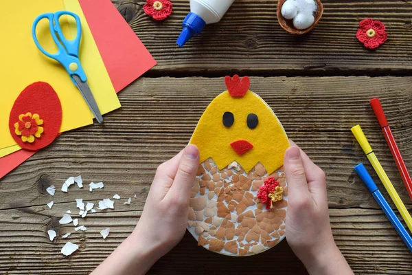 Wykonanie Ręcznie Robionej Dekoracji Wielkanocnej Dziecko Zrobiło Kartkę Jajkiem Koncepcja — Zdjęcie stockowe