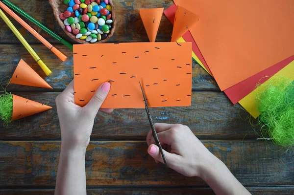 홍당무는 홍당무에게 사탕을 자녀들 종이를 만드는 부활절 치료제 아이들을 프로젝트입니다 — 스톡 사진