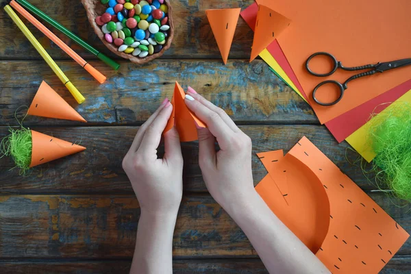 Karotten Geschenkbeutel Für Bonbons Basteln Sie Gemeinsam Mit Kindern Papier — Stockfoto