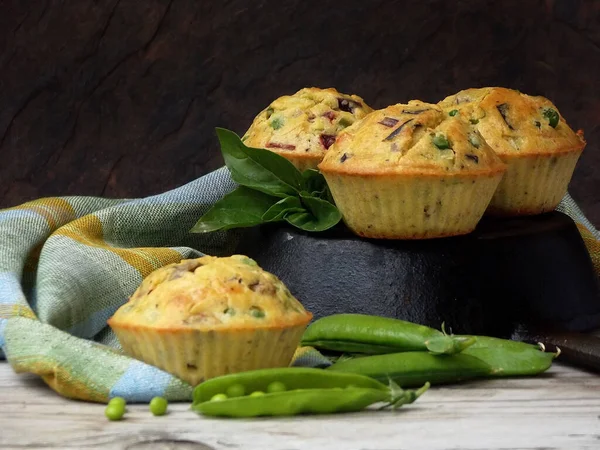 Muffins Fraîchement Cuits Avec Des Pois Verts Fromage Feta Concept Images De Stock Libres De Droits