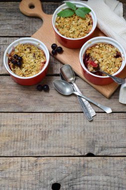 Meyve güveci ya da elmalı ve meyveli kahverengi kablı ramekin. Uzayı kopyala Doğal ışıkla fotoğraf çekmek.