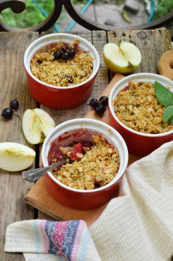 Meyve güveci ya da elmalı ve meyveli kahverengi kablı ramekin. Uzayı kopyala Doğal ışıkla fotoğraf çekmek.